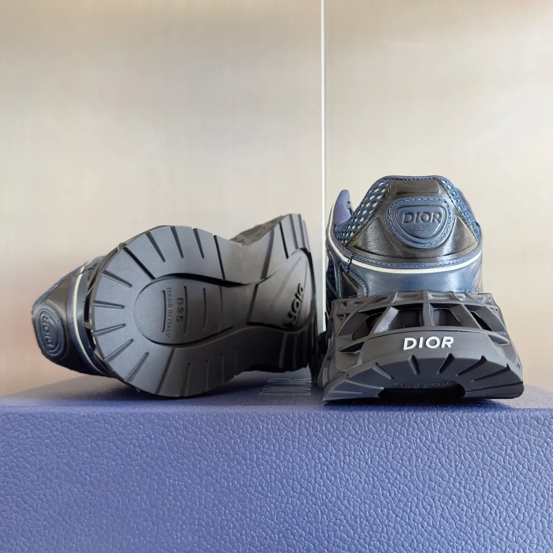 【DIOR】P:800💰 Men's 39-44. (Male 45.46 custom-made) Dior kawa Dior joint 2025ss casual sports shoes‼ ️ Reinterpret running shoes with dior’s haute couture style. b35 is made of fine-textured leather and mesh fabric materials. It can be worn in all seasons, is comfortable and breathable, and has many lines on the shoe body to outline details. It has a full retro three-dimensional feel and can create a casual look all year round!